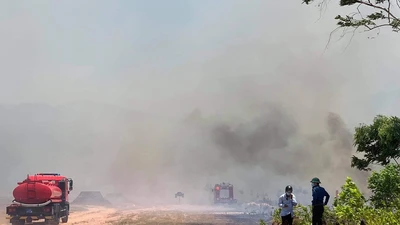 Thừa Thiên - Huế: Cháy kinh hoàng, hàng trăm cán bộ chiến sĩ đang dập lửa