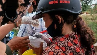 Bé trai sơ sinh bị bỏ rơi cạnh thùng rác