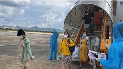 Đón 148 bà bầu, trẻ em từ TP.HCM về quê tránh dịch bằng máy bay