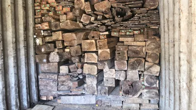 Đoàn xe chở gỗ lậu, đá quý trị giá hơn 29 tỉ đồng 