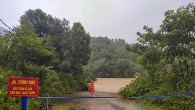 Ảnh: Mưa lớn, nhiều nơi ở Quảng Trị, Thừa Thiên - Huế ngập lụt