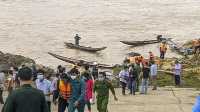 Giải cứu thành công đoàn cán bộ sở GTVT mắc kẹt trên sông Thạch Hãn