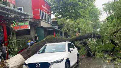 Ngập úng, giao thông chia cắt do mưa lũ bất thường ở Quảng Trị, Huế