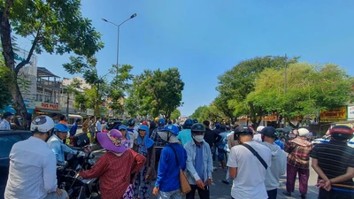 Chùm ảnh: Người dân hiếu kỳ xem công an vây bắt kẻ cướp tiệm vàng