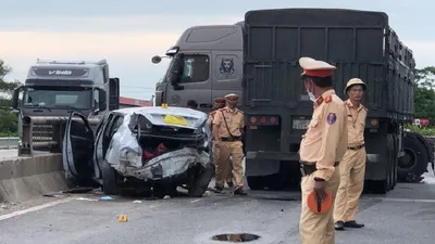 Chiếc xe ô tô con biến dạng sau va chạm với container