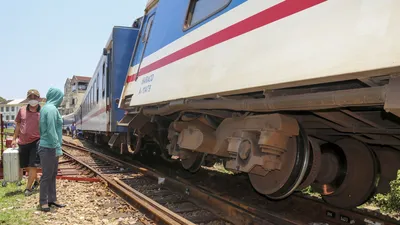 Điều cần cẩu 100 tấn xử lý tàu SE1 bị trật bánh 