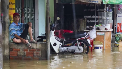 Mưa lớn gây ngập, nhiều phương tiện giao thông đi lại khó khăn, xe máy bị hư hỏng ở Huế
