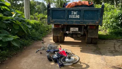 Xe đạp điện va chạm xe tải, hai chị em thương vong