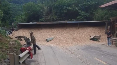 Xe đầu kéo lật chắn ngang đường, giao thông ách tắc trong nhiều giờ