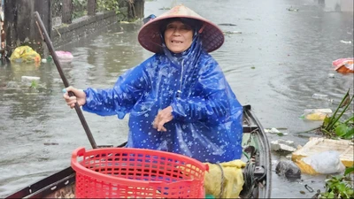 Chống chọi với nước lũ dâng cao ở Huế
