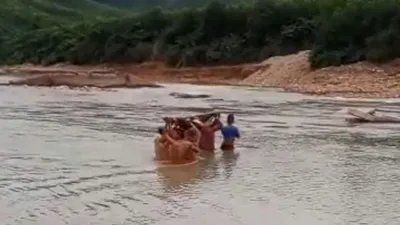 Quảng Trị: Hơn 20 người xuyên đêm khiêng võng, vượt lũ đưa sản phụ đi sinh