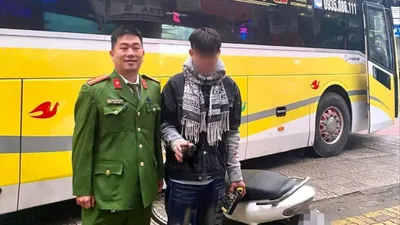 Nhịn đói 2 ngày chạy xe máy vào Nam gặp 'bạn gái online'