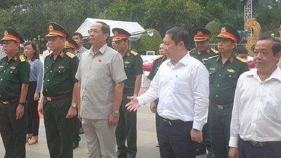 Phó Chủ tịch Quốc hội Trần Quang Phương viếng các anh hùng liệt sĩ tại Đền Tưởng niệm Bến Dược