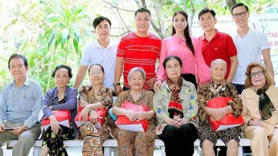 Gia đình Lý Hùng, Lý Hương chúc Tết, tặng quà cho nghệ sĩ lão thành và trẻ em mồ côi