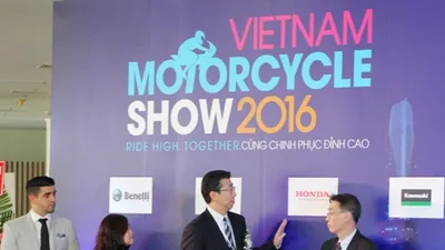 Đi xem triển lãm mô tô, xe máy và nhận quà