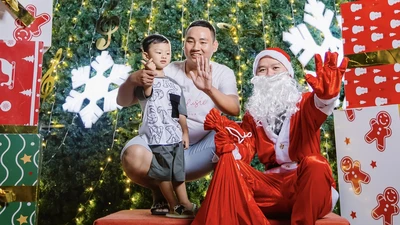 Chàng trai hoá trang ông già Noel, chụp ảnh miễn phí cho hàng trăm người