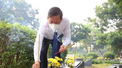 Đoàn đại biểu dâng hương, dâng hoa tại Nghĩa trang Liệt sĩ TP. Ảnh: LONG HỒ