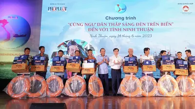  Chương trình 'Cùng ngư dân thắp sáng đèn trên biển' tại tỉnh Ninh Thuận: Ấm áp và nhiều ý nghĩa thực tiễn 