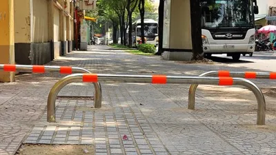Gắn barie ngăn xe máy leo vỉa hè