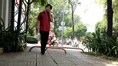 Phó Chủ tịch TP.HCM yêu cầu điều chỉnh barie vỉa hè