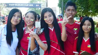 Hàng ngàn cổ động viên ùn ùn kéo về sân Thuwanna