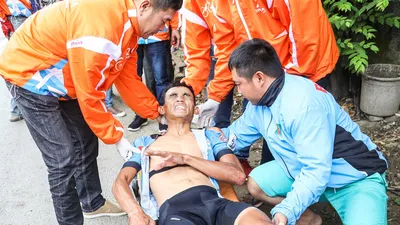 Tay đua Nguyễn Văn Đức về đích trên xe cấp cứu chặng 11