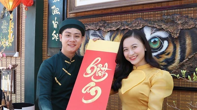 Video: Giới trẻ nô nức du xuân tại khu Phố Ông Đồ