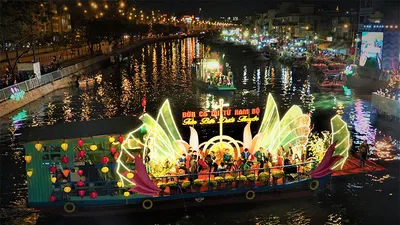 Video: Người dân TP.HCM nô nức đi nghe đờn ca tài tử trên ghe bầu