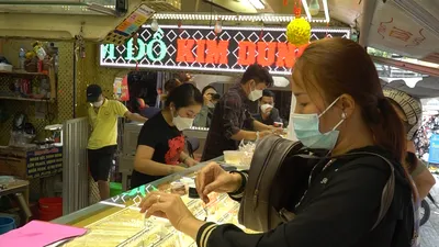 TP.HCM: Người dân tấp nập mua vàng đón ngày vía Thần Tài 