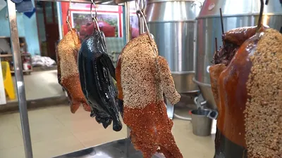 Video: Hấp dẫn với món vịt quay bóng đêm 