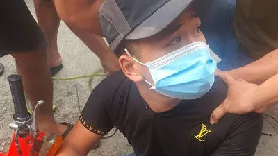 Video: Người dân vây bắt thanh niên vào cửa hàng trộm điện thoại