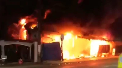 Video: Cháy dãy kiot trong khu chợ đêm ở Bình Dương