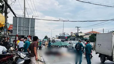 Video: Sau va chạm với xe máy điện, nam thanh niên bị xe đầu kéo cán tử vong
