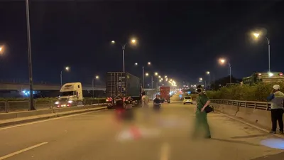 Video: Va chạm với xe container trong làn ô tô, một người đi xe máy tử vong