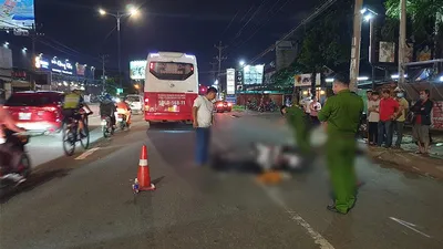 Video: Xe khách va chạm xe máy, cô gái trẻ bị cán tử vong