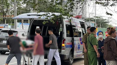 Video: Đang chở khách thì một tài xế bất ngờ gục chết trên lề đường