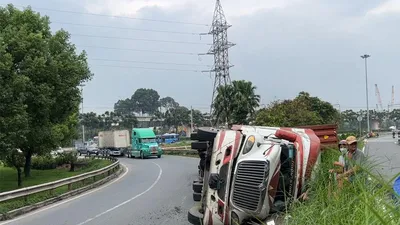 Video: Container chở hàng chục tấn bông gòn lật nhào khi lên cầu vượt