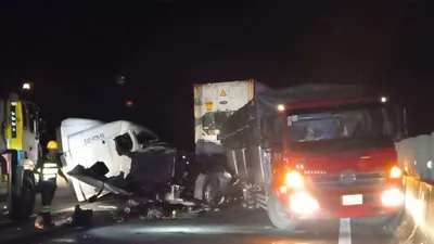 Video: Xe đầu kéo va chạm xe tải, cao tốc TP.HCM - Trung Lương kẹt xe gần chục km 