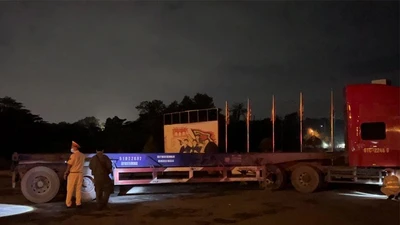 Video: Xe máy tông xe đầu kéo, một thanh niên chết tại chỗ