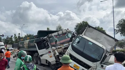 Video: Xe ben tông xe tải, 2 người thoát chết trong gang tấc