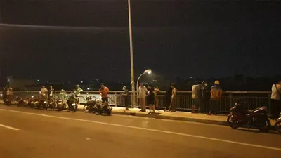 Video: Nam thanh niên nhảy cầu trước mặt cha ruột