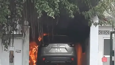 Ô tô cháy ngùn ngụt khi đậu trong sân nhà ở Bình Dương