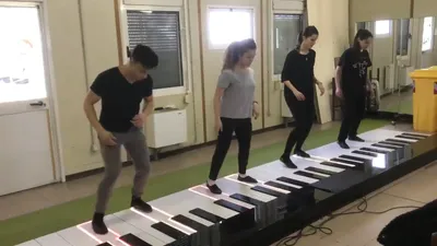 Bản cover Despacito bằng đàn piano khổng lồ 