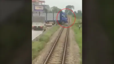 Tàu hỏa suýt đâm xe tải vì tài xế cố vượt qua đường ray