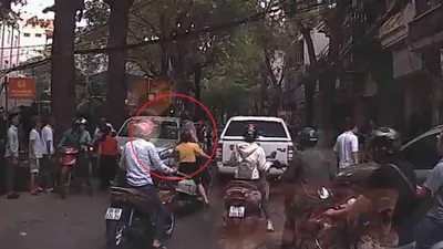 Ông Tây đấm vỡ kính ô tô đi ngược chiều ở Hà Nội