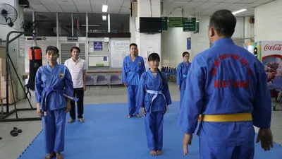 Thú vị bác sĩ, nhân viên bệnh viện tập luyện võ thuật