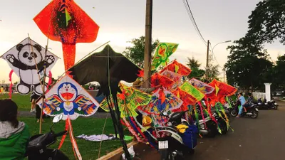 Cuối tuần, người dân TP.HCM rủ nhau đi thả diều