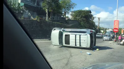 Ô tô chạy tốc độ cao bị lật ngang sau vụ va chạm