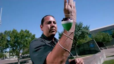 Màn biểu diễn con quay hút mắt người xem 