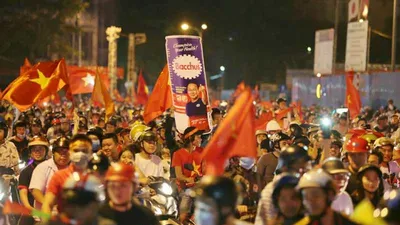 Clip: Người dân đổ ra đường ăn mừng chiến thắng lịch sử